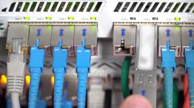 El kablo internet hub'a ekler.