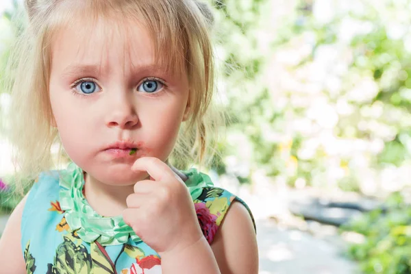 Child eats with a dirty mouth — Stock Photo, Image