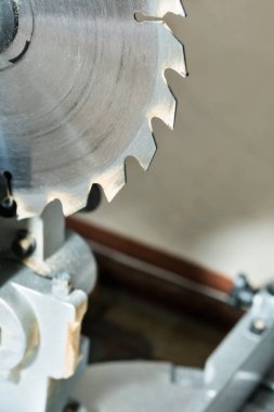 Kesici testere kesim tahta için