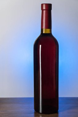 Tahta masada bir şişe şarap.