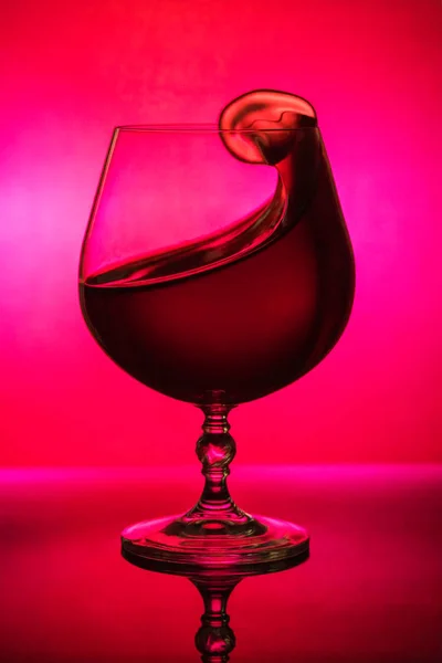 Всплеск вина в стакане — стоковое фото