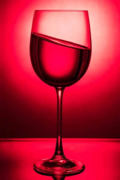 Всплеск вина в стакане — стоковое фото