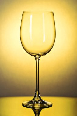 Uzun bir bacak üzerinde şarap kadehi