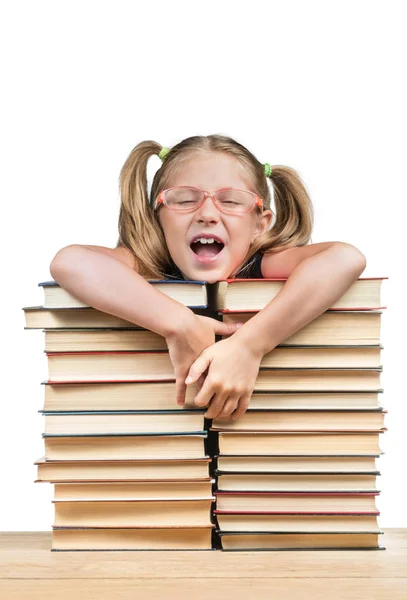 Mädchen lehnte sich an Bücherstapel — Stockfoto