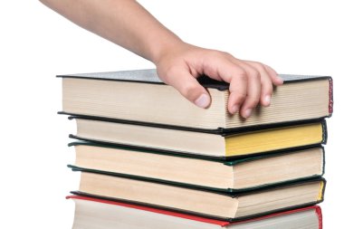 Çocuk elinde bir yığın kitap