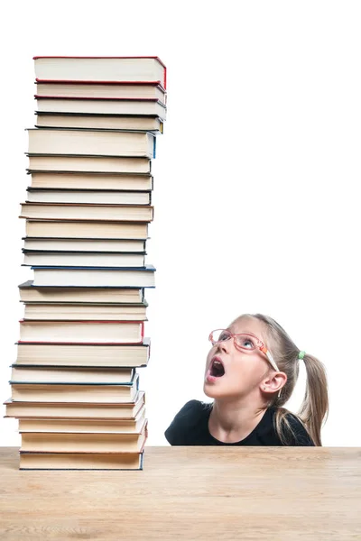 Überraschte Schülerin schaut sich Buch an — Stockfoto