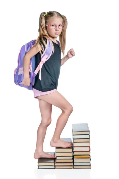 Mädchen tritt von Büchern auf die Treppe — Stockfoto
