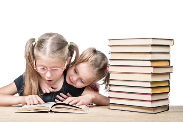 Две девочки изучают книгу-сюрприз — стоковое фото