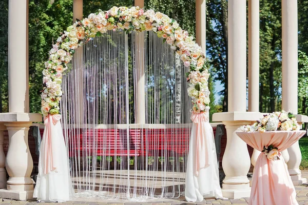 Свадебный алтарь с цветами — стоковое фото