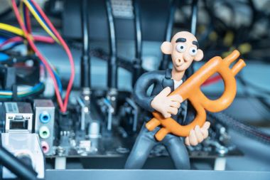 Bir bilgisayar ile bitcoin erkekte hamuru