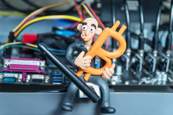 Plasticine zakenman in een computer met bitcoin — Stockfoto