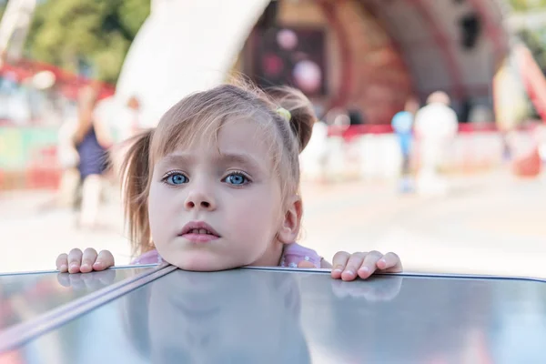 Child head looking out of the table — Stock Photo, Image