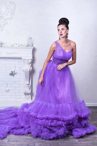 Красива жінка в фіолетовій сукні — стокове фото