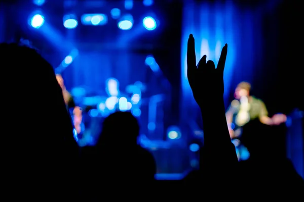 Gebaar met vingers op het concert — Stockfoto