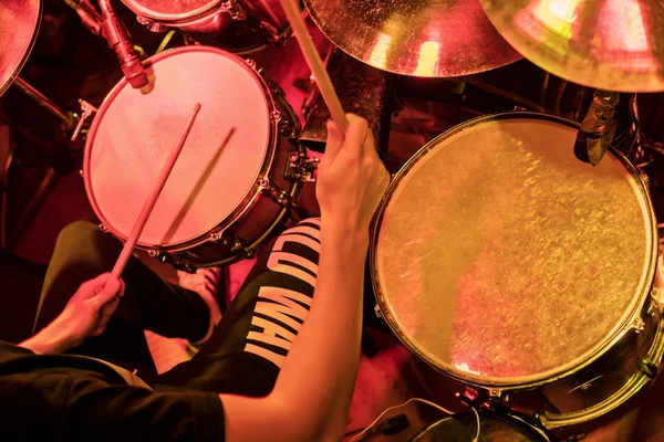 Bespelen van drums op een concert — Stockfoto