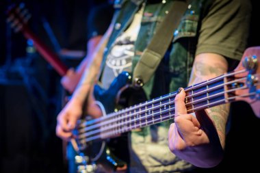 Konserde bas gitarist