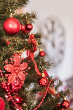 Noel ağacı ve saat