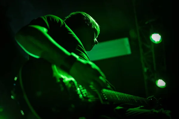 Gitarist in groen licht — Stockfoto