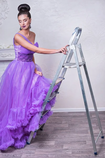 Mulher bonita na escada — Fotografia de Stock