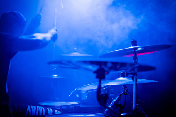 Играя на барабанах на концерте
