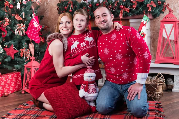 Noel ağacı oturan aile — Stok fotoğraf