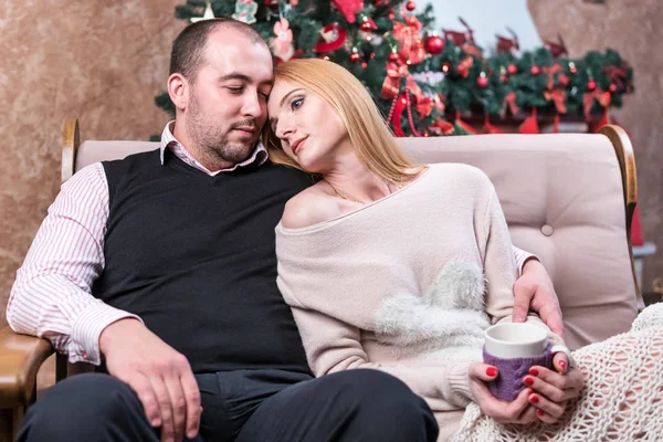 Kadın bir adam omzuna yatıyor