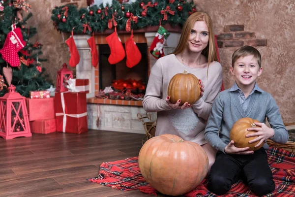 Mom and son are holding pumpkins — Stock Photo, Image