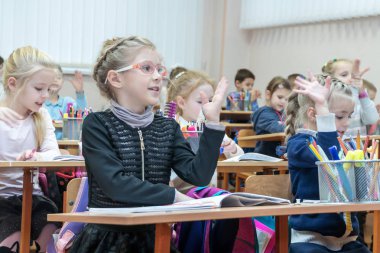 Kharkov, Ukrayna - 30 Kasım 2017: Ellerini masada oturan çocuk yetiştirmek