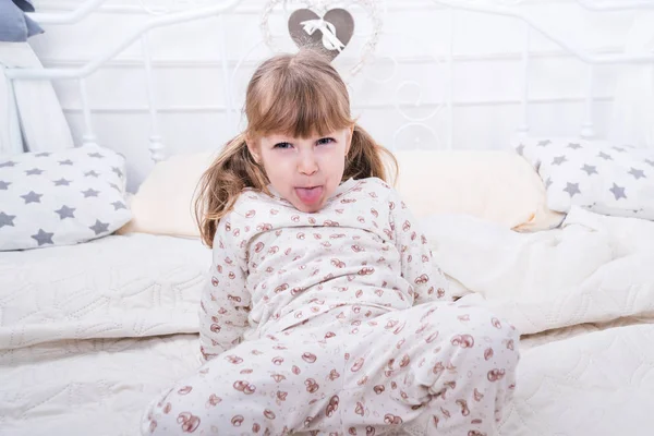Kind albert auf dem Bett herum — Stockfoto