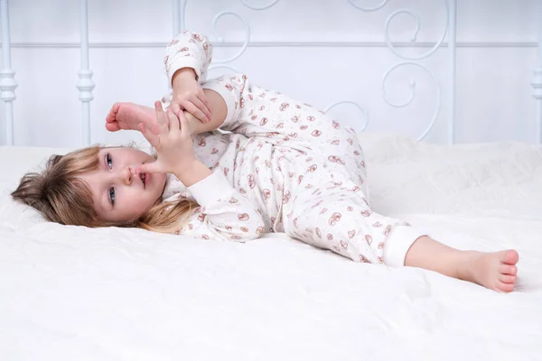 ベッドの上の子供 — ストック写真