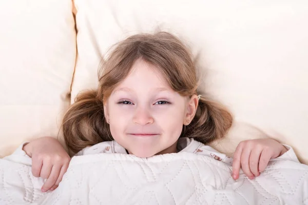 Retrato de un niño bajo una manta — Foto de Stock