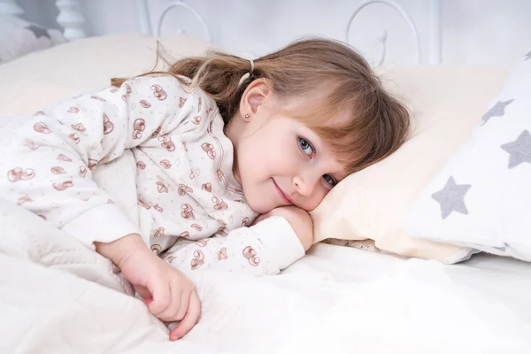 Ritratto di una ragazza a letto — Foto Stock