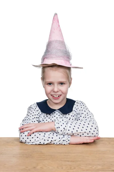 Retrato de niña en un sombrero de hechicera — Foto de Stock