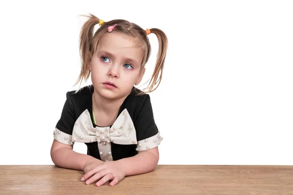 Mała dziewczynka w tabeli — Zdjęcie stockowe