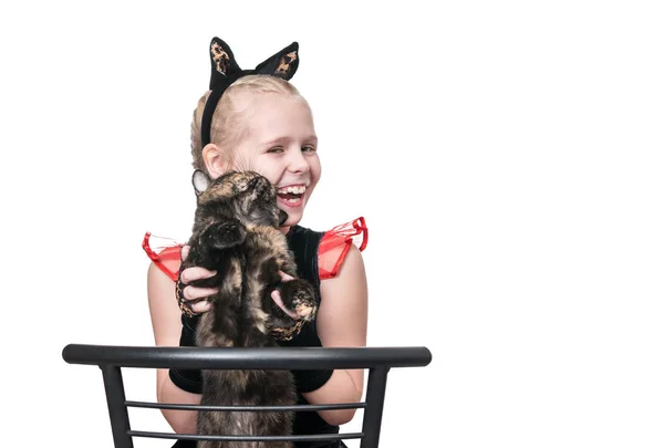 Menina brincando com um gato — Fotografia de Stock