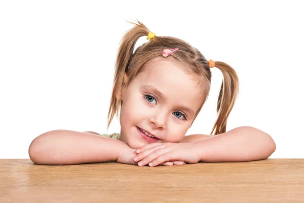 Portret van meisje liggend op een tafel — Stockfoto