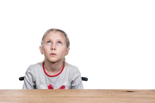 Doordachte kind aan tafel — Stockfoto