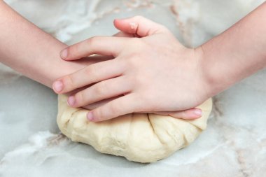 Çocuklar el kneads hamur