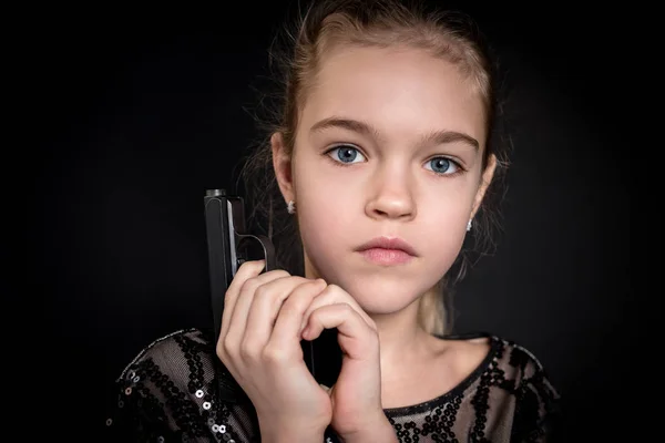 Крупним планом портрет дівчини з пістолетом — стокове фото