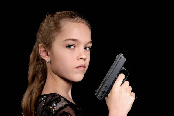 銃を持つ子供のポートレート、クローズ アップ — ストック写真
