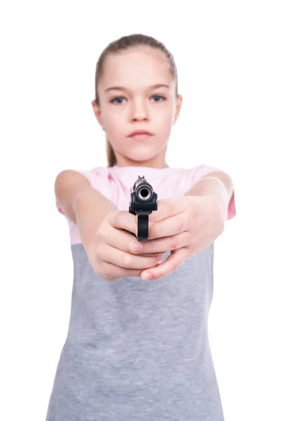 L'enfant vise avec une arme. — Photo