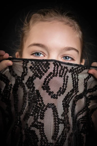 Dívka zakryla obličej — Stock fotografie