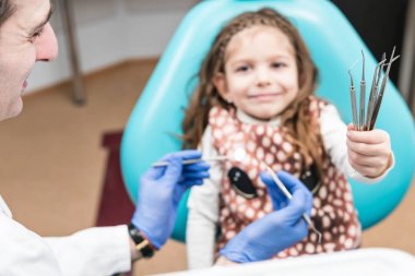 Bir çocuk dişçi aletleri