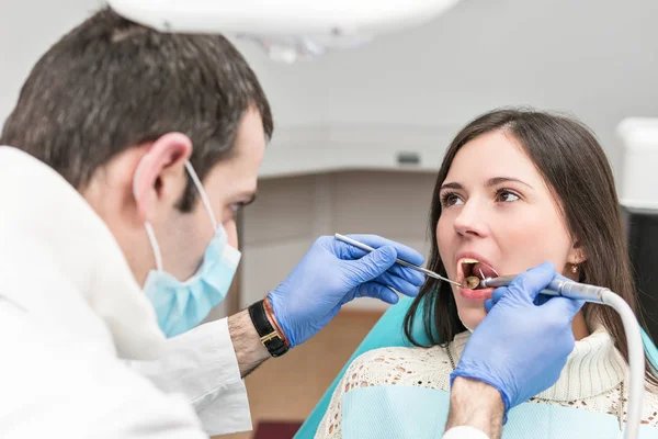 Perforación de un diente en dentista paciente — Foto de Stock