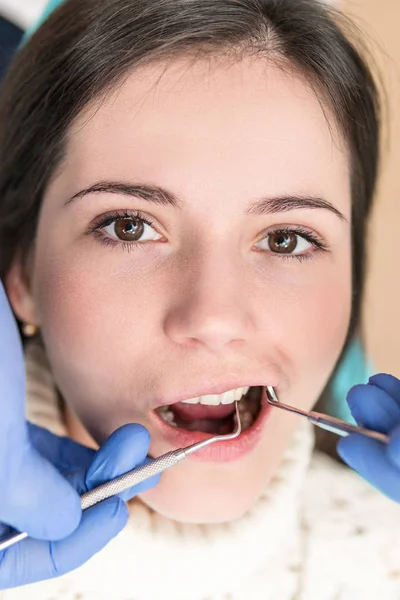 Paciente en examen con boca abierta — Foto de Stock