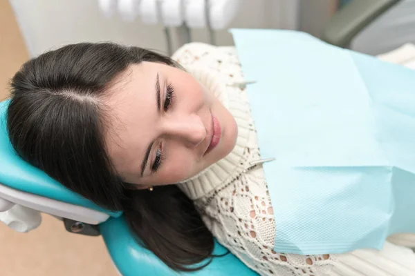 Kobieta w gabinecie stomatologicznym — Zdjęcie stockowe