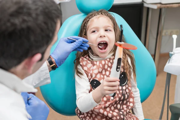 Examen de los dientes de un niño — Foto de Stock