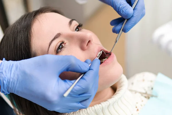 Examen de dientes en odontología — Foto de Stock