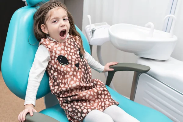 Barn i tandstol - Stock-foto