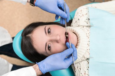 Hasta bir diş incelenmesi